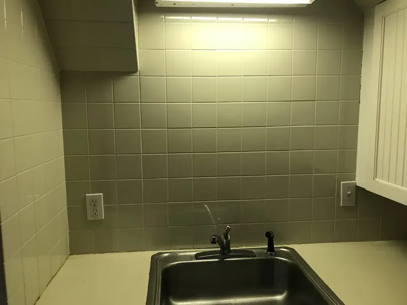 Kitchen tile backsplash and walls before painting